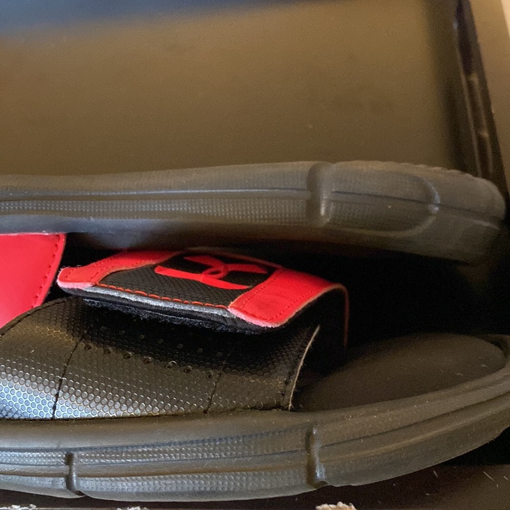Under Armour Men’s Slide-on Foam Cushion Sandals in Black & Red - Size 8 - Picture 11 of 11